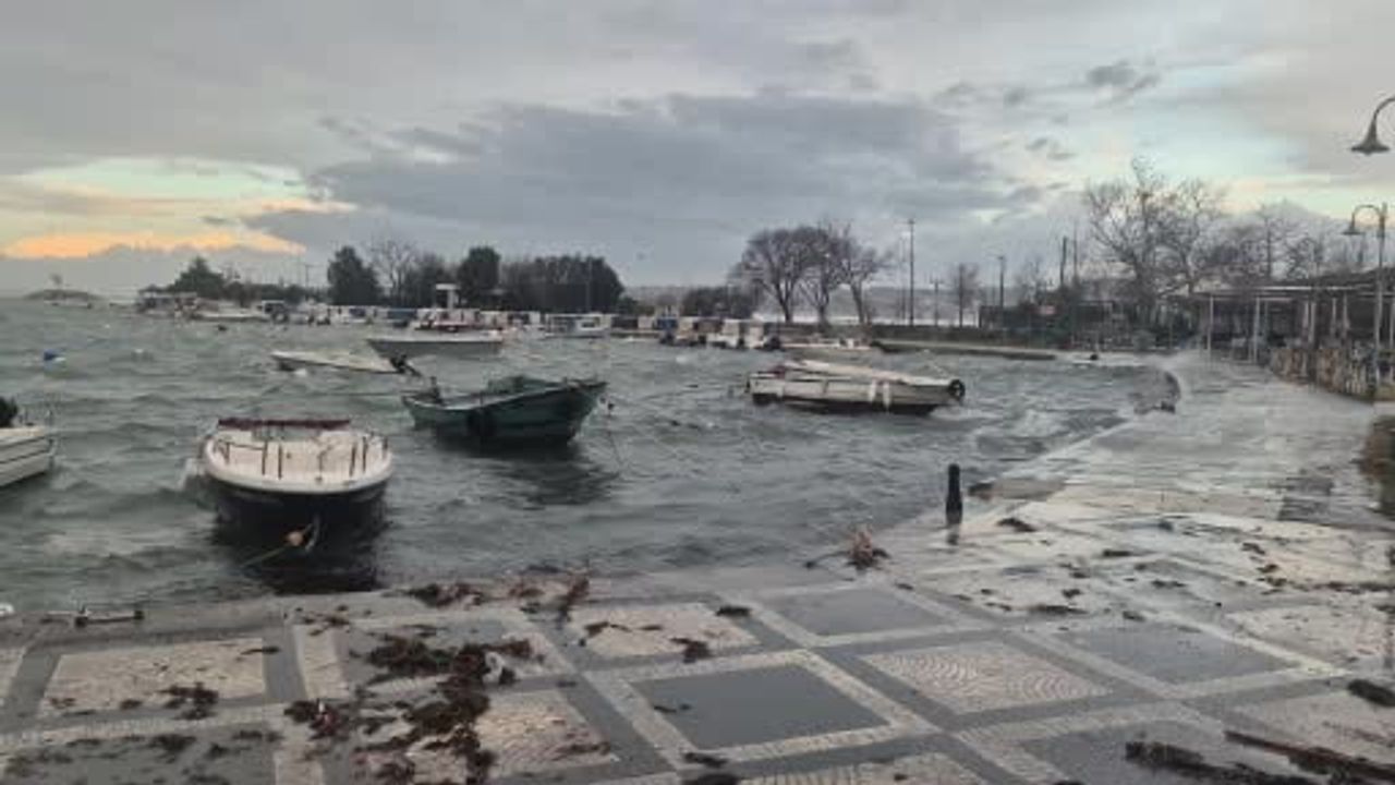 Silivri'de Lodos: Dev Dalgalar Sahili Vurdu