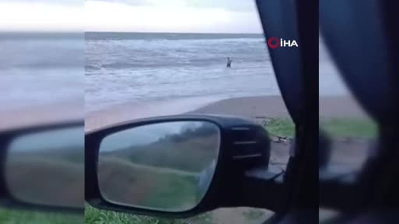 Silivri'de lodos varken denize giren kişinin anları kamerada