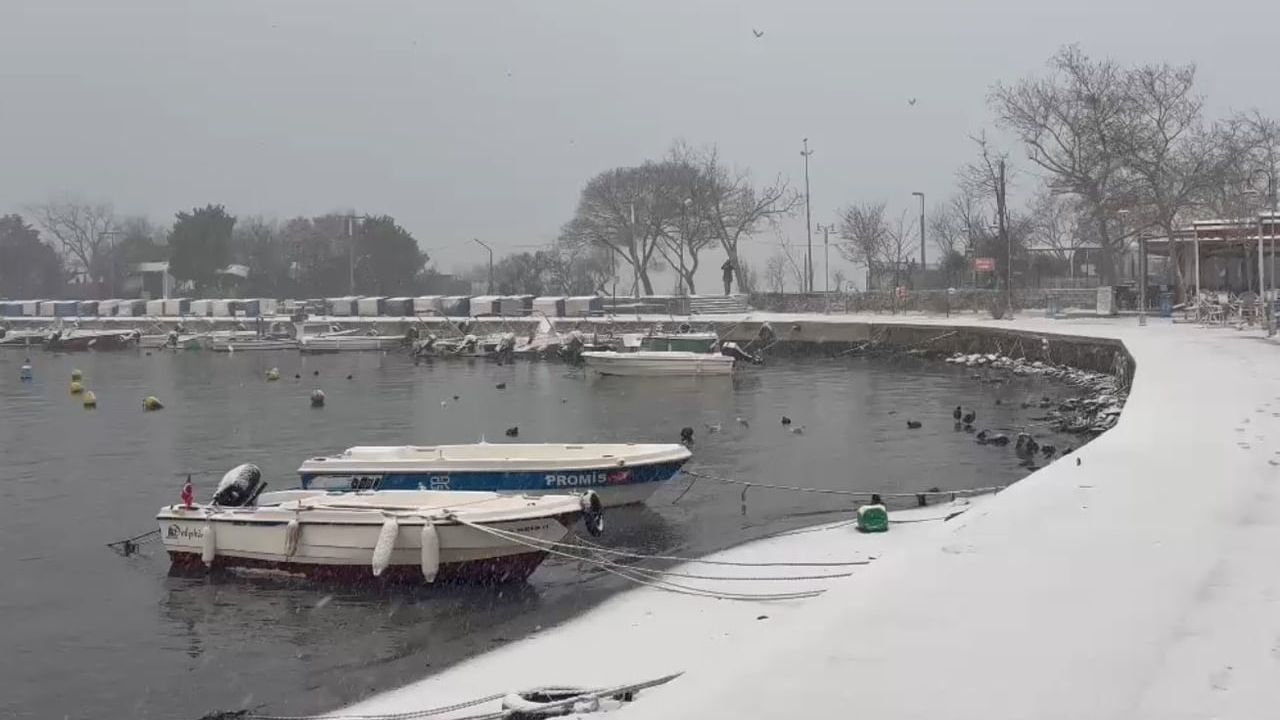 Silivri'de sabah kar yağışı ulaşımı zorlaştırdı
