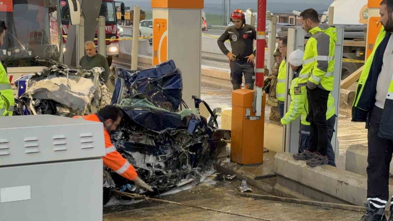 Silivri Kınalı Gişeleri’nde Kafa Kafaya Çarpışma: 2 Ölü, 1 Ağır Yaralı