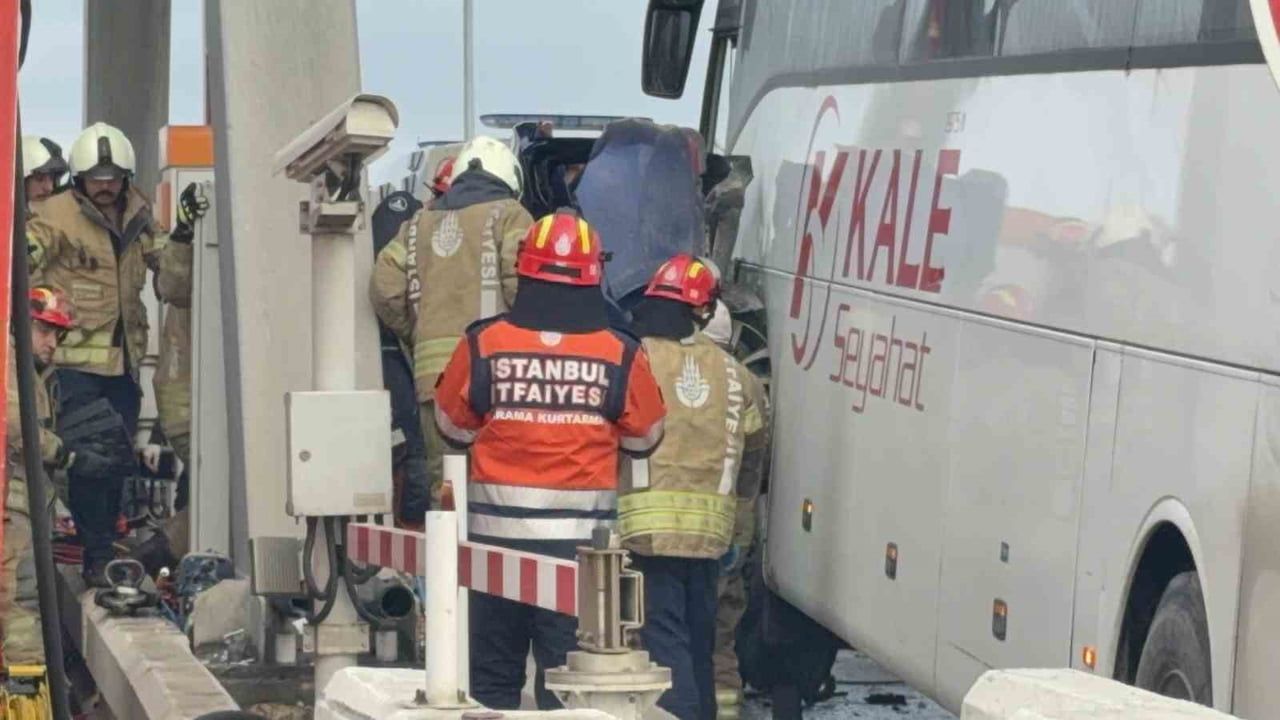 Silivri Kınalı gişelerinde yolcu otobüsü ile otomobil çarpıştı