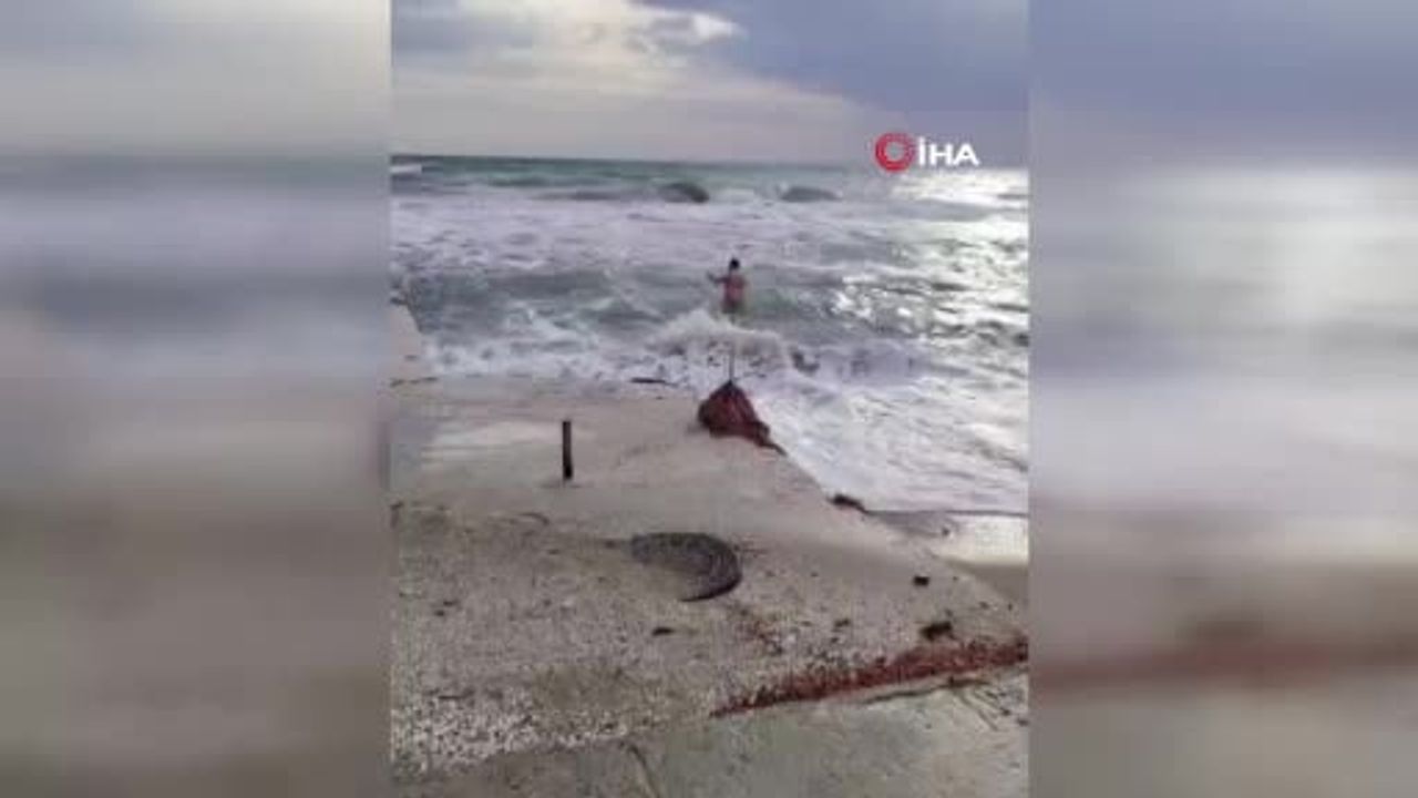 Silivri Parkköy'de lodoslu havada denize giren Emin Yurdakul