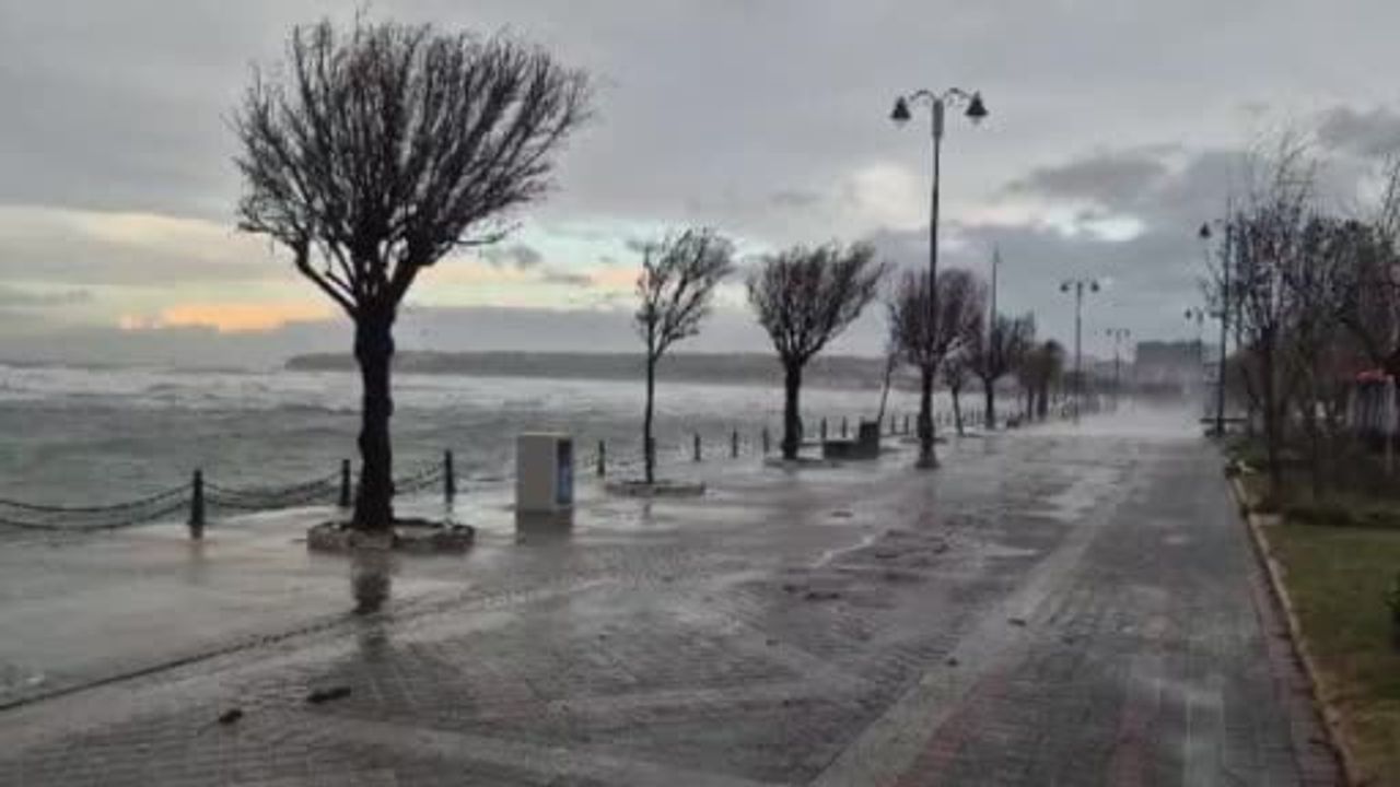 Silivri Sahilinde Lodos Etkisi: Dev Dalgalar Kıyıyı Dövdü