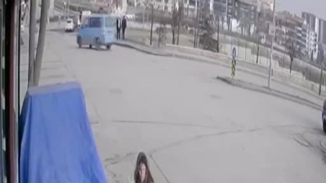 Sincan'da kavşakta iki aracın çarpışması güvenlik kamerasına yansıdı