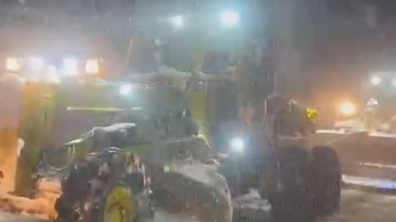 Sincik'e Sıkıştırılmış Doğalgaz Tırı İş Makineleriyle Ulaştırıldı