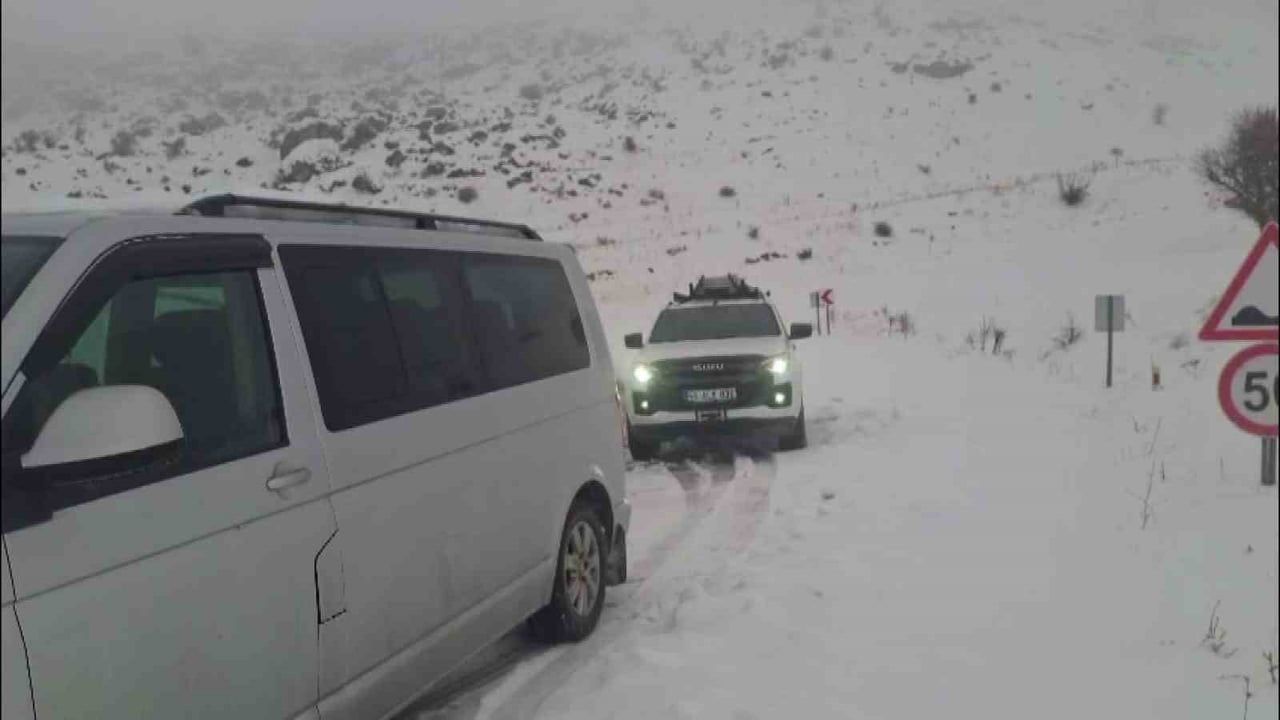 Sincik-Kahta karayolunda yoğun kar yağışı araçları mahsur bıraktı