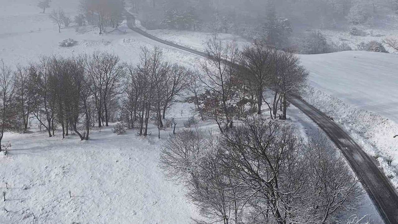 Sındırgı'da merkez yağmur, yüksek kesimler beyaza büründü