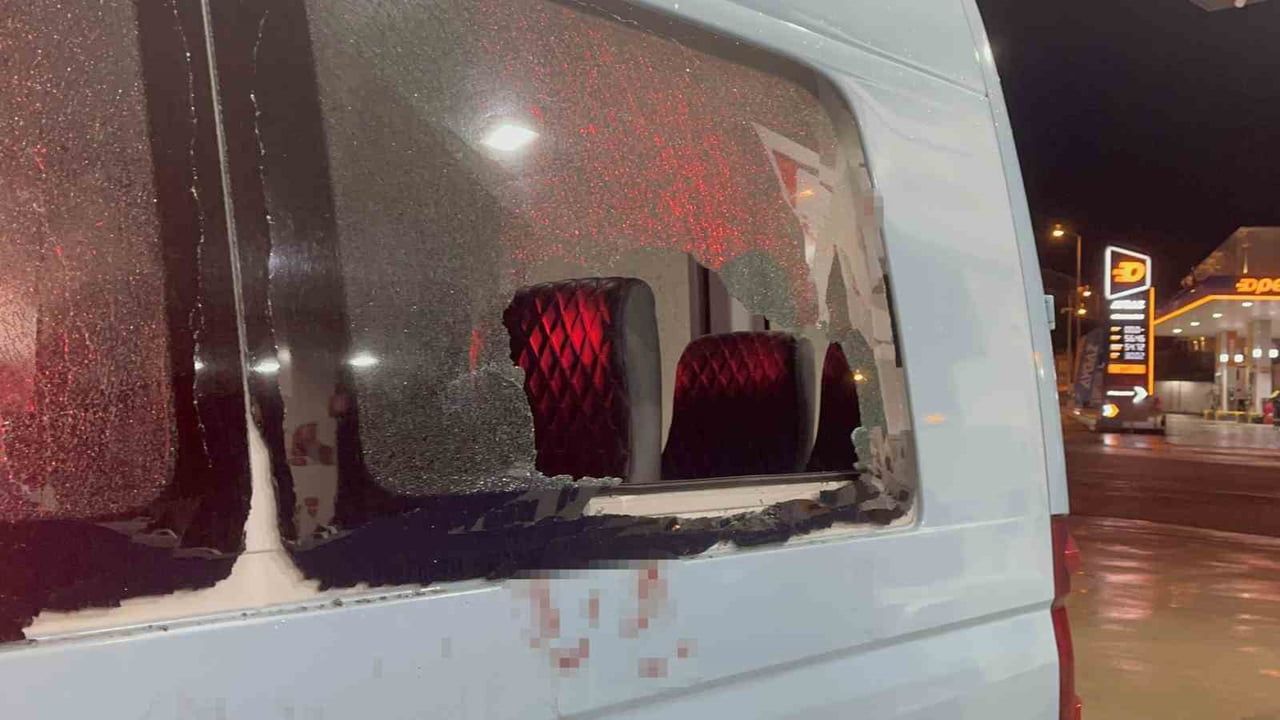 Sinop'ta alkolmetreyi reddeden kişi dolmuş camını kafa darbesiyle kırdı