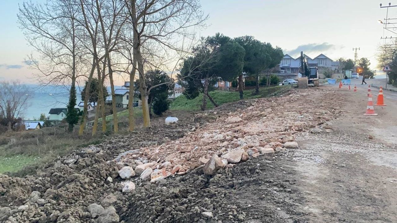 Sinop'ta Babacan Yolu Kiraztepe mevkiinde çöken yol için onarım sürüyor