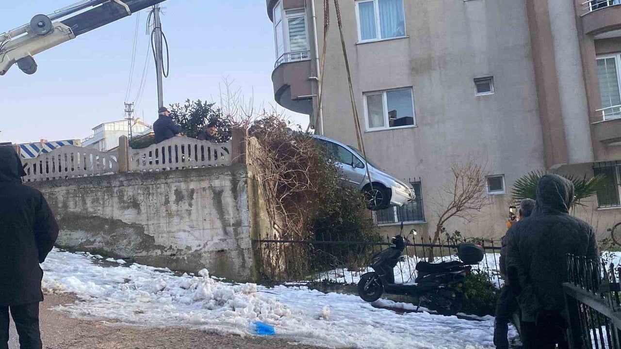 Sinop'ta buzlanan yolda kaza: otomobil apartman bahçesine düştü