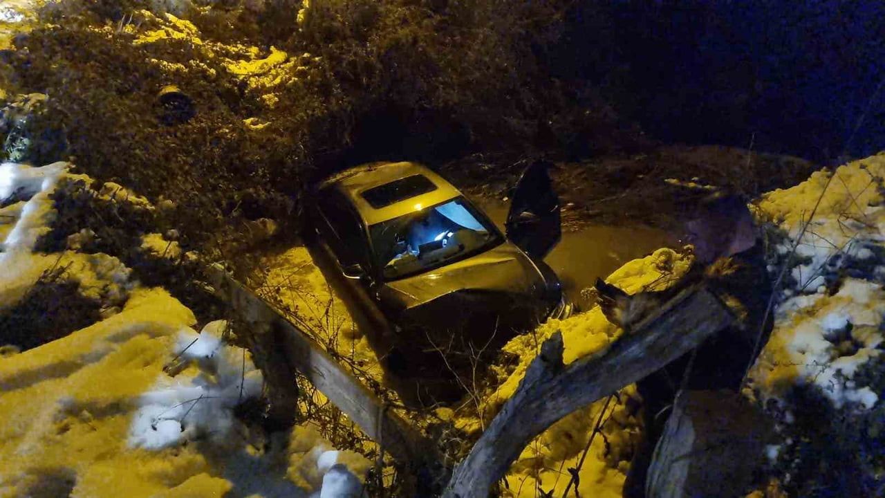 Sinop'ta buzlanan yolda otomobil dereye düştü: 1 yaralı