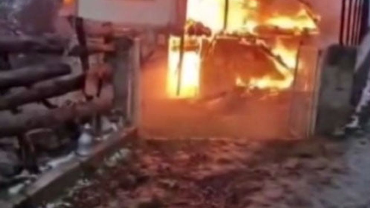 Sinop'ta iki katlı ahşap ev alevlere teslim oldu