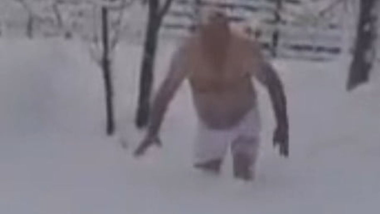 Sinop'ta 'karda yüzme' şovu: Sadettin Özgenç yaklaşık 40 santimetrelik karla eğlendi