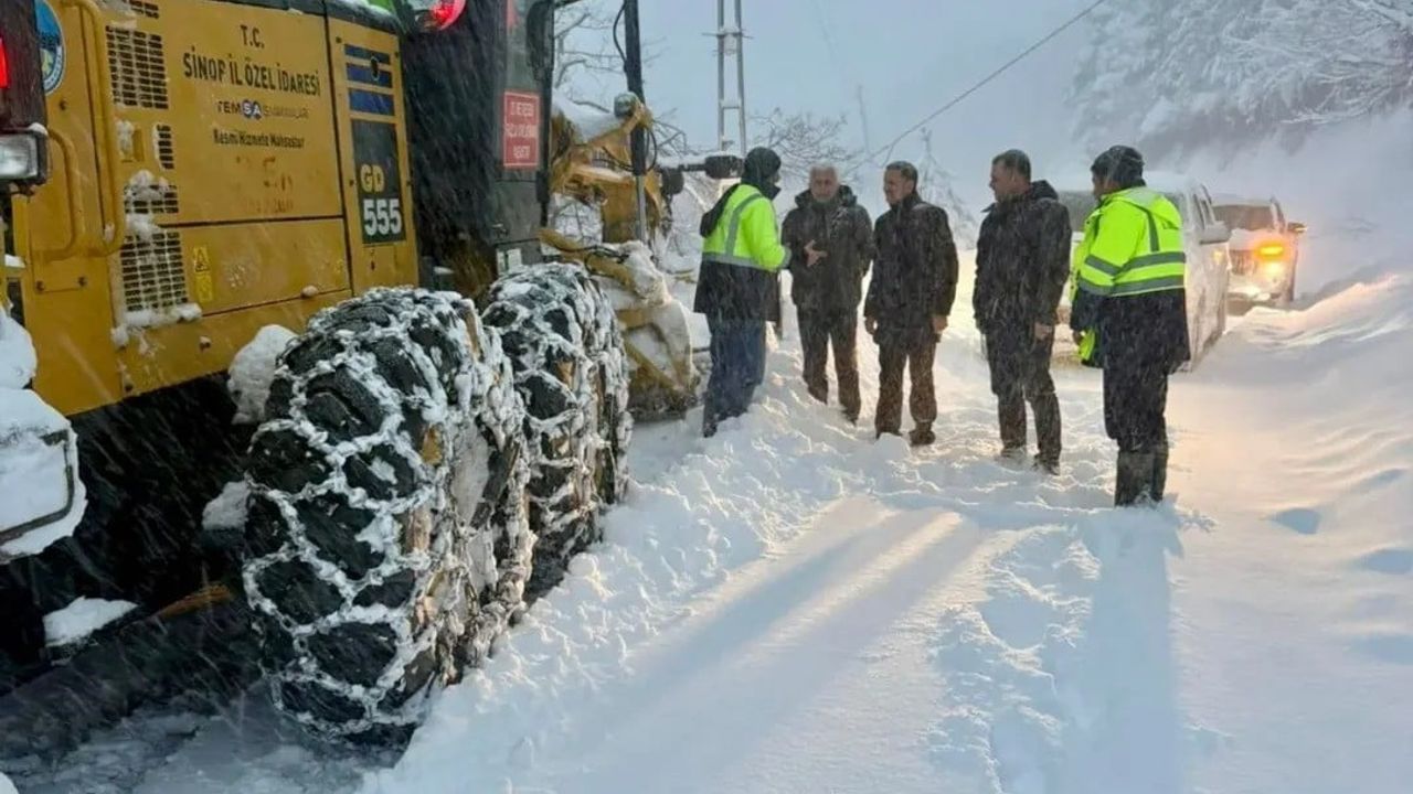 Sinop’ta karla mücadele aralıksız sürüyor: 66 iş makinesi, 150 personel 7/24 görevde