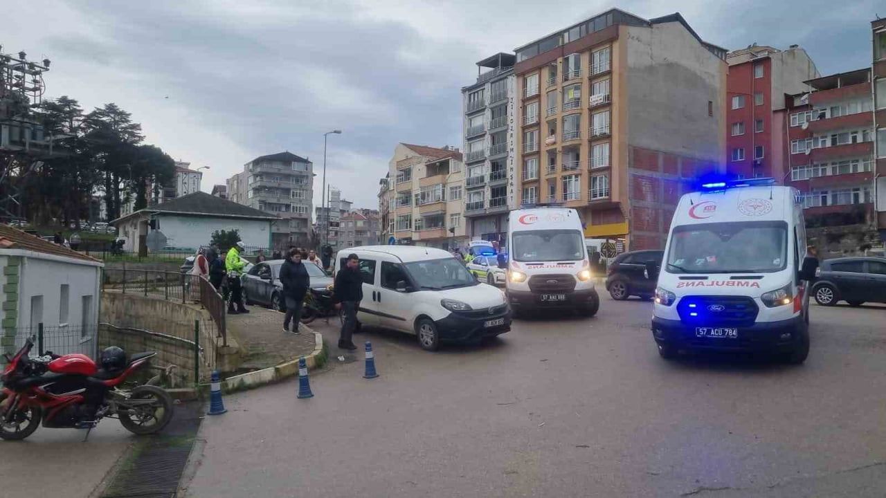 Sinop'ta kavşakta otomobil ile motosiklet çarpıştı: 1 yaralı