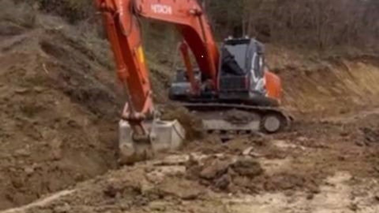 Sinop'ta Tarakçı köy yolu heyelan sonrası yeniden ulaşıma açıldı