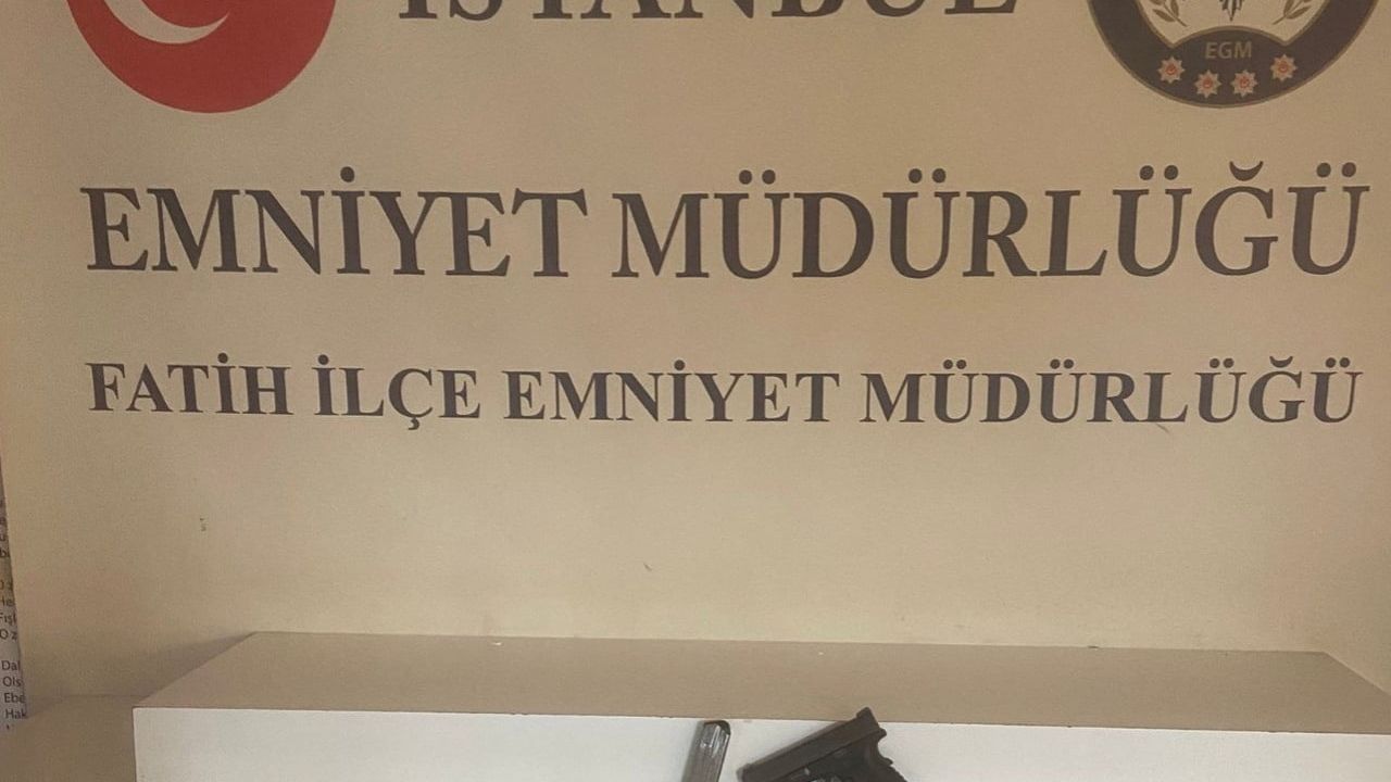 Sirkeci'de işten çıkarılan kişinin iş yerine silahla ateş açma anları kamerada