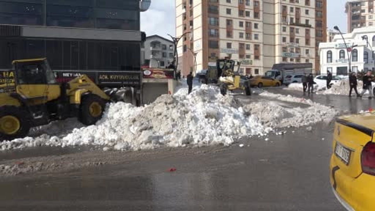 Şırnak beyaz örtüyle kaplandı, kurumlar sahada krizi önledi