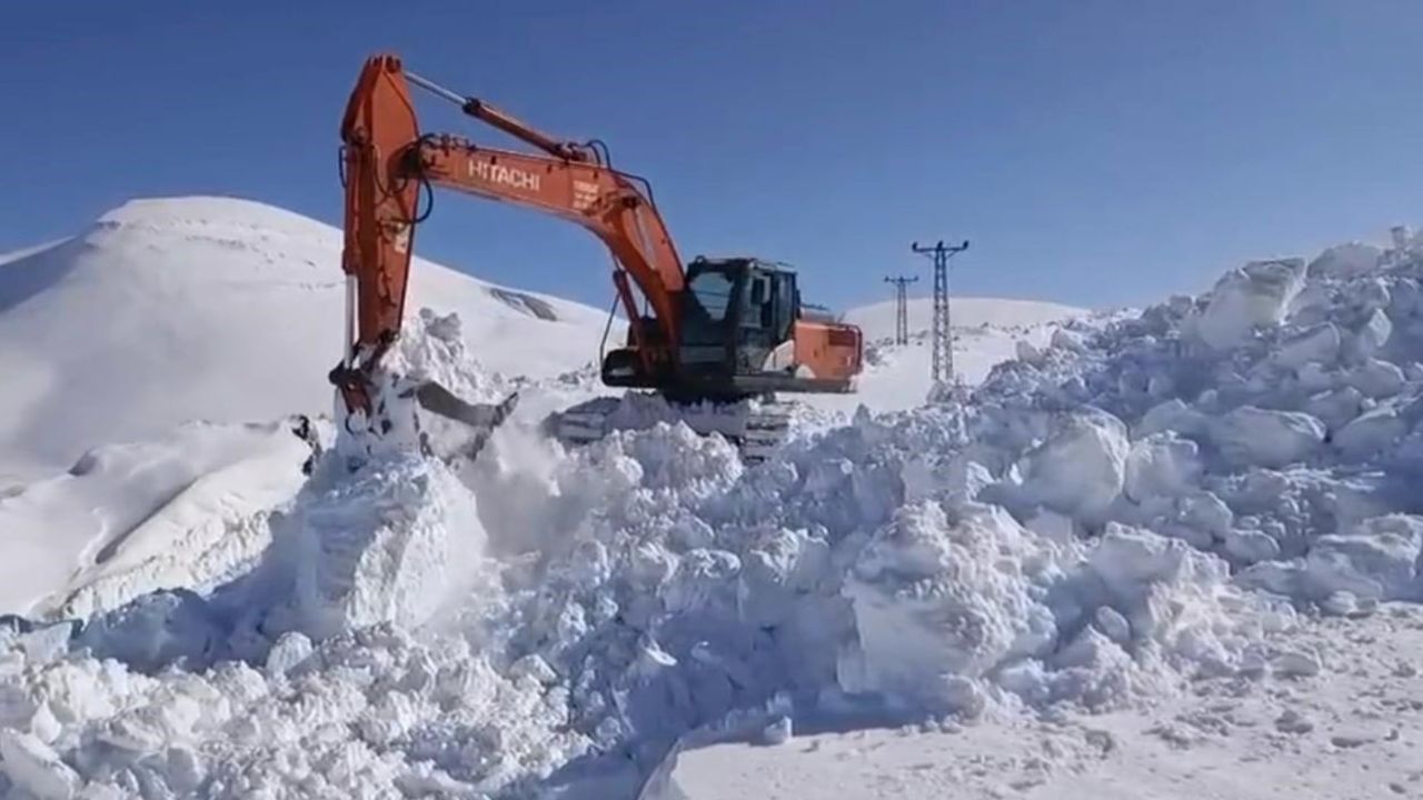 Şırnak Beytüşşebap'ta yayla yolları için karla mücadele sürüyor