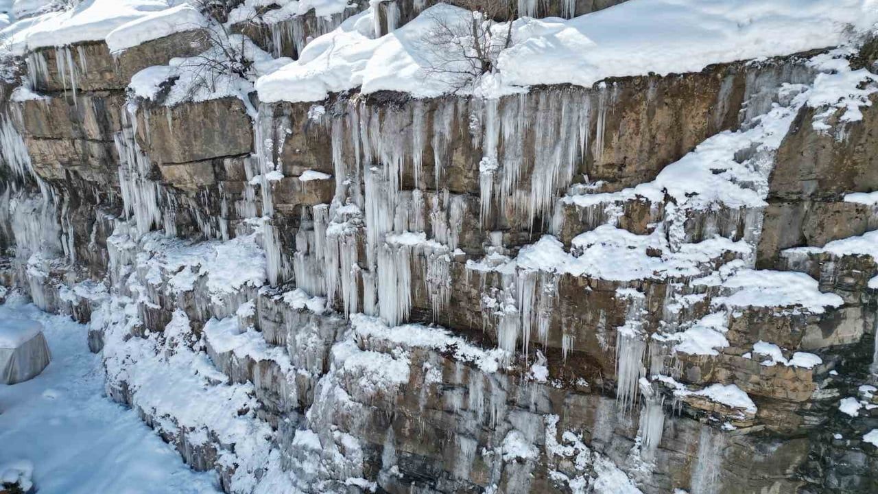 Şırnak dağlarında buzdan şelaleler oluştu