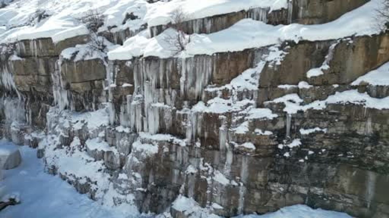 Şırnak dağlarında dev buz şelaleler oluştu