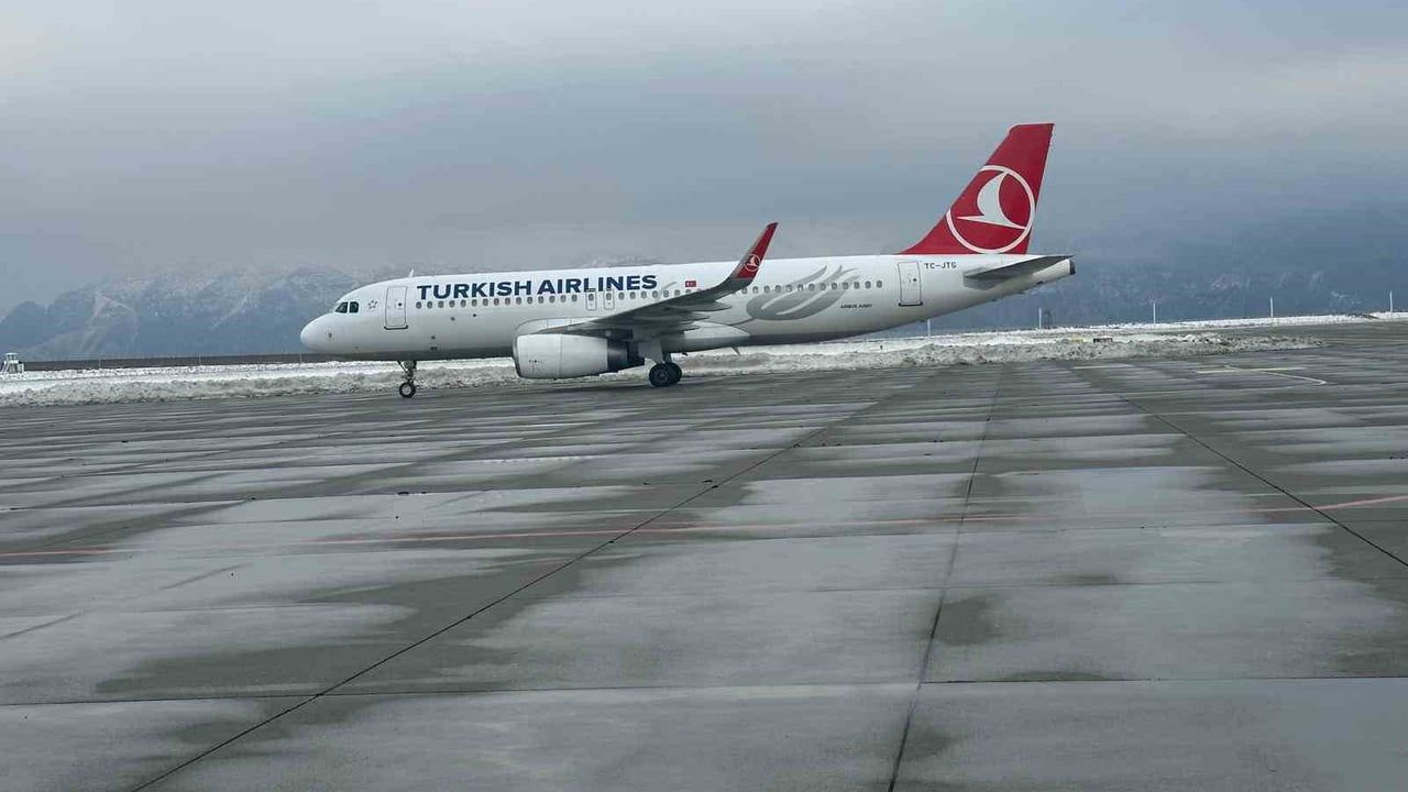 Şırnak Havalimanı 3 Gün Sonra Uçuşlara Yeniden Açıldı