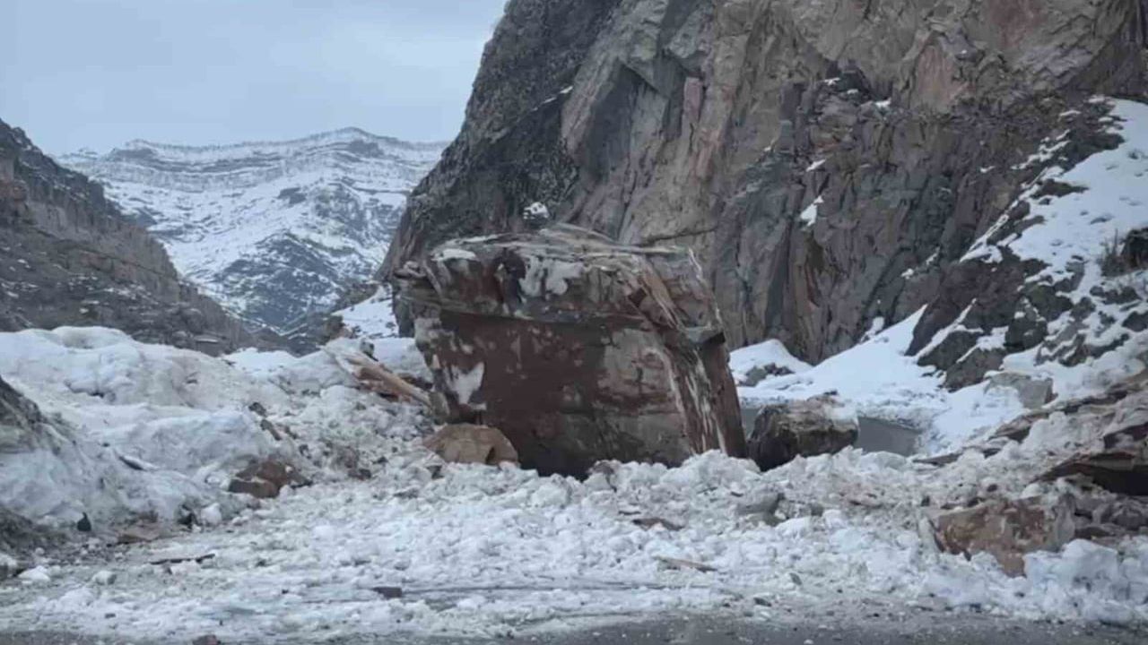 Şırnak Komato'da dağdan kopan dev kaya yolu ulaşıma kapattı