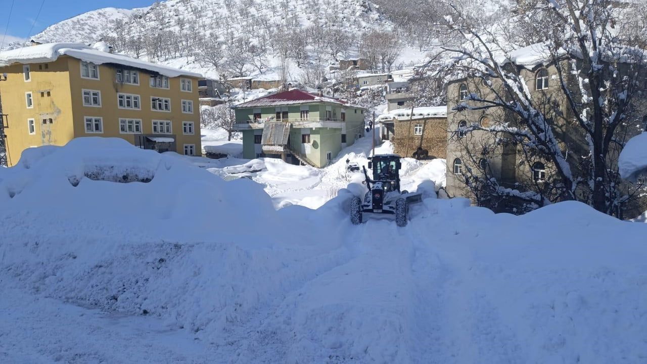 Şırnak’ta Beytüşşebap yolları karla mücadeleyle yeniden ulaşıma açılıyor