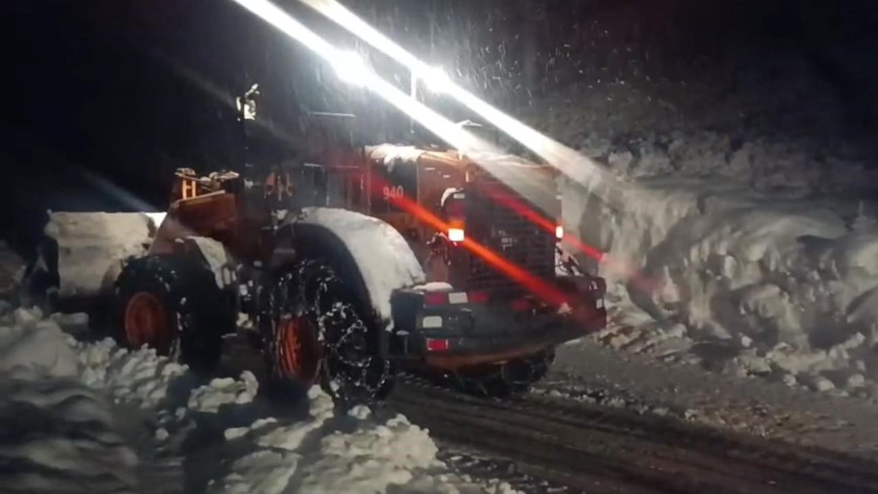 Şırnak'ta Beytüşşebap yoluna çığ: Ulaşım 2 saat kesildi