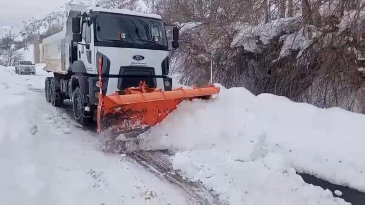 Şırnak'ta çığ riski nedeniyle 30 köy yolu için çalışma başlatıldı