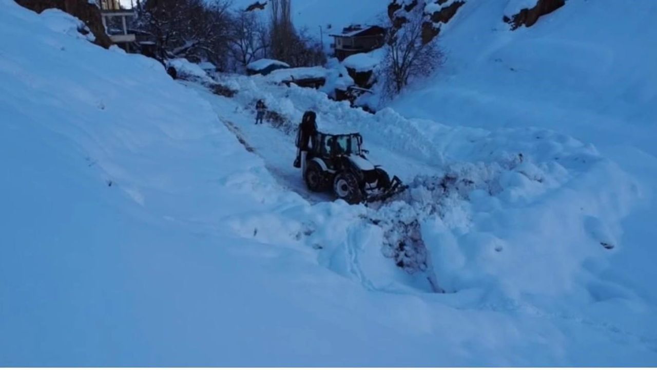 Şırnak’ta çığ riskine rağmen aralıksız karla mücadele