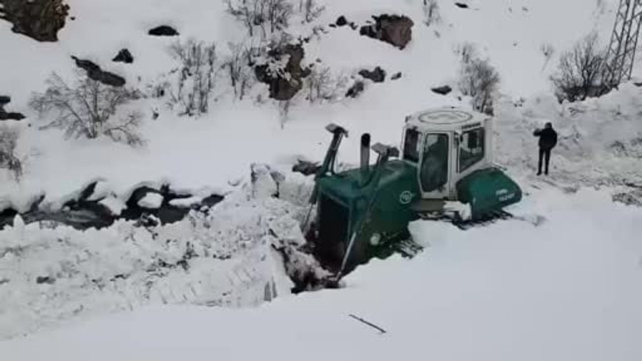 Şırnak’ta DSİ iş makineleriyle yol açma çalışmaları sürüyor