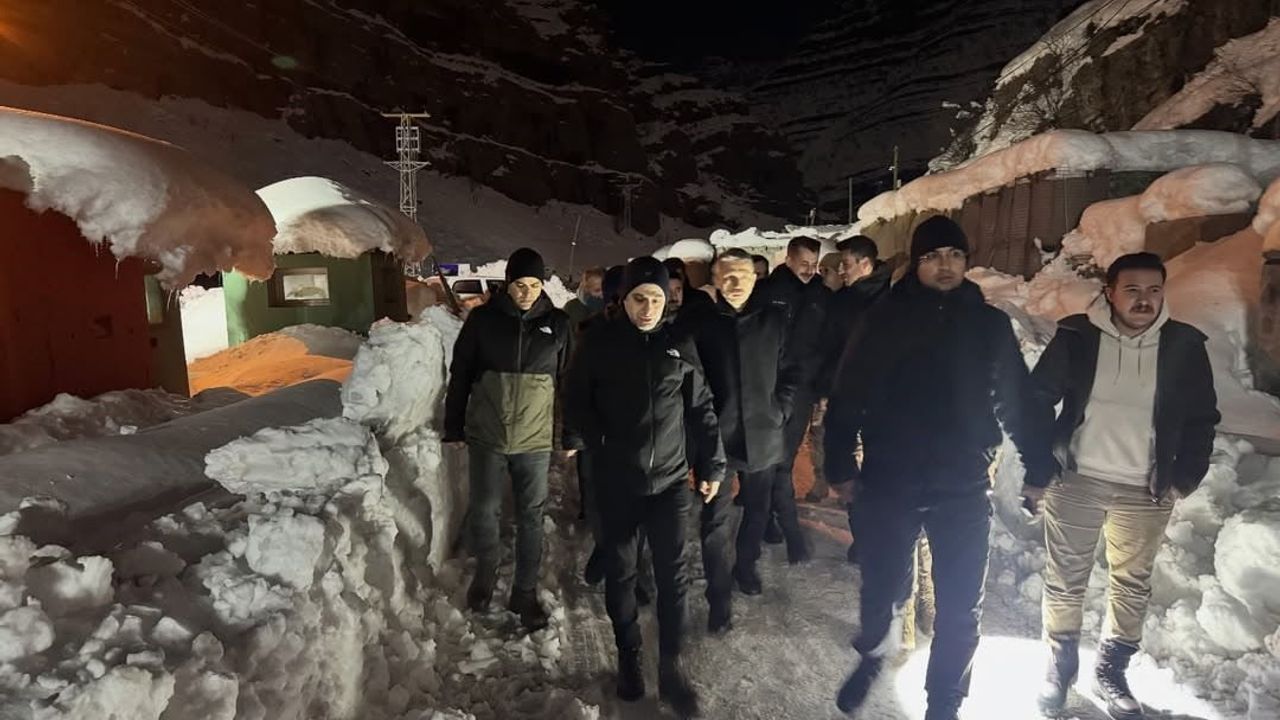 Şırnak'ta gece boyu karla mücadele Uludere-Habur II yolunda sürdü