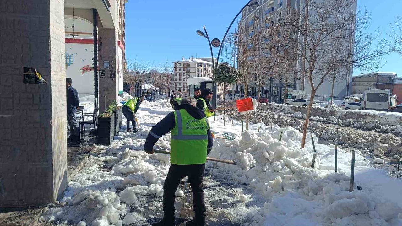 Şırnak'ta kaldırım temizliği: Belediye ekipleri karla mücadelede