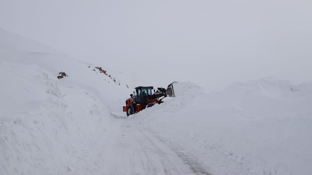 Şırnak'ta kar kalınlığı iş makinelerini aştı — Beytüşşebap'ta 1 aydır yol açma çalışması