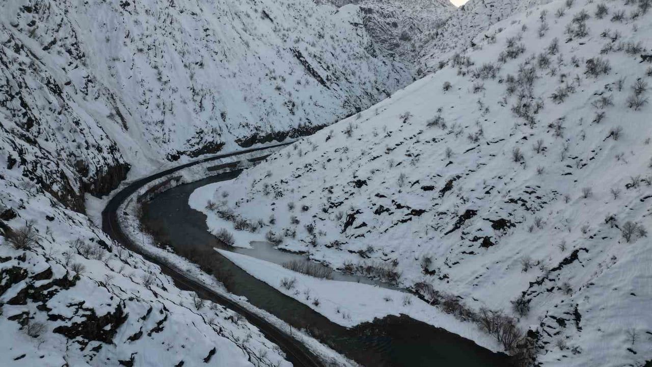 Şırnak'ta Karla Kaplanan Kanlıdere Havadan Görüntülendi