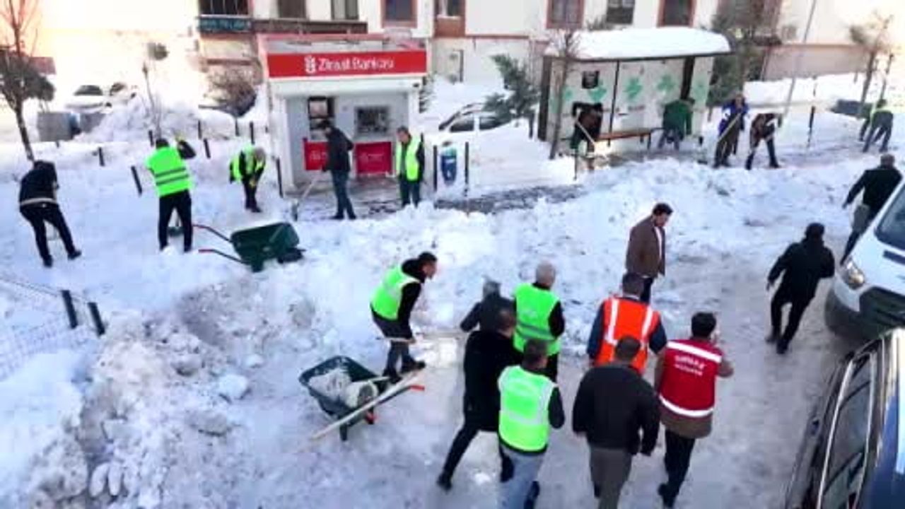 Şırnak’ta karla mücadele: Araçlar temizlik çalışmalarını zorluyor