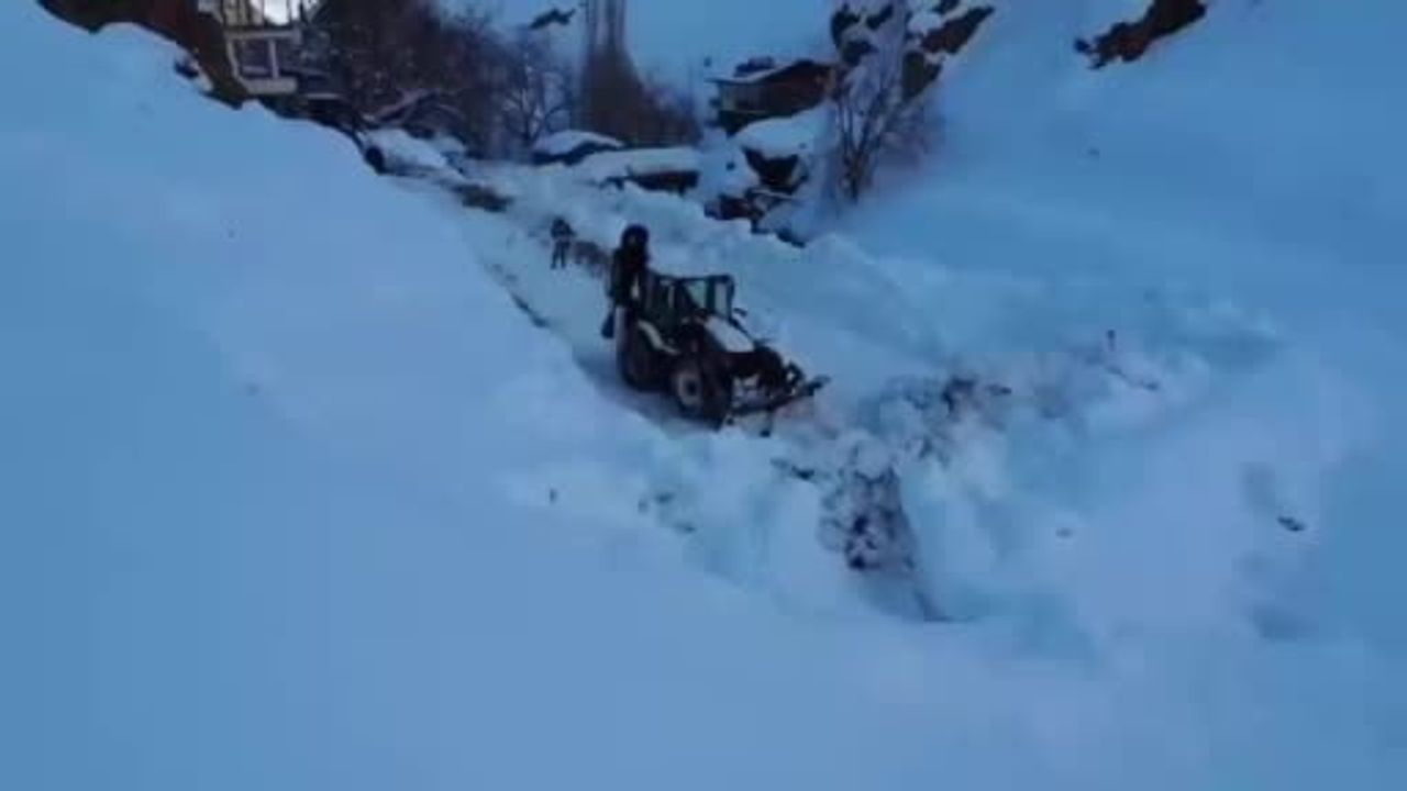 Şırnak’ta Karla Mücadele: Çığ Riskine Rağmen Yol Açma Çalışmaları Sürüyor