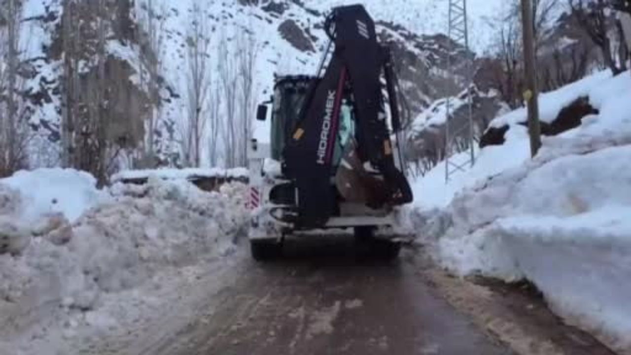 Şırnak’ta karla mücadelede zorlu günler: Köy yolları tekrar kapanıyor