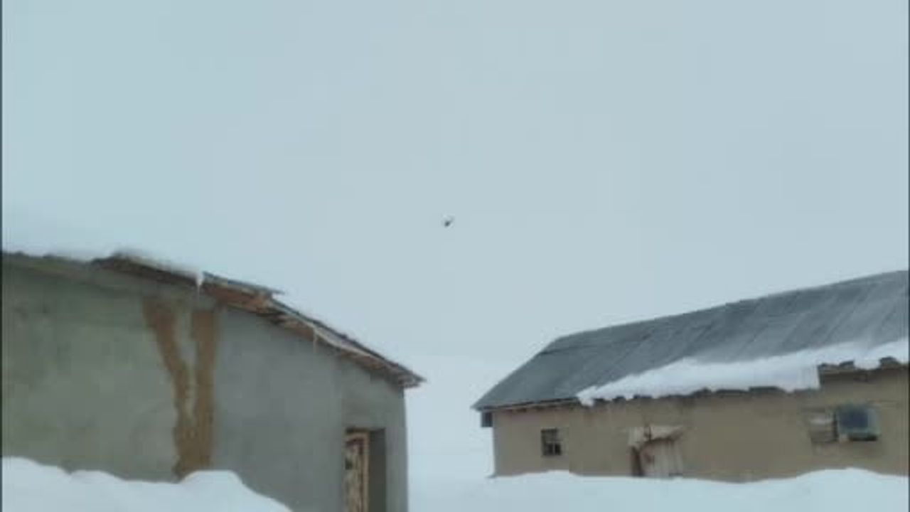 Şırnak'ta yaylada mahsur kalan hastayı bez sallayarak helikopter kurtardı