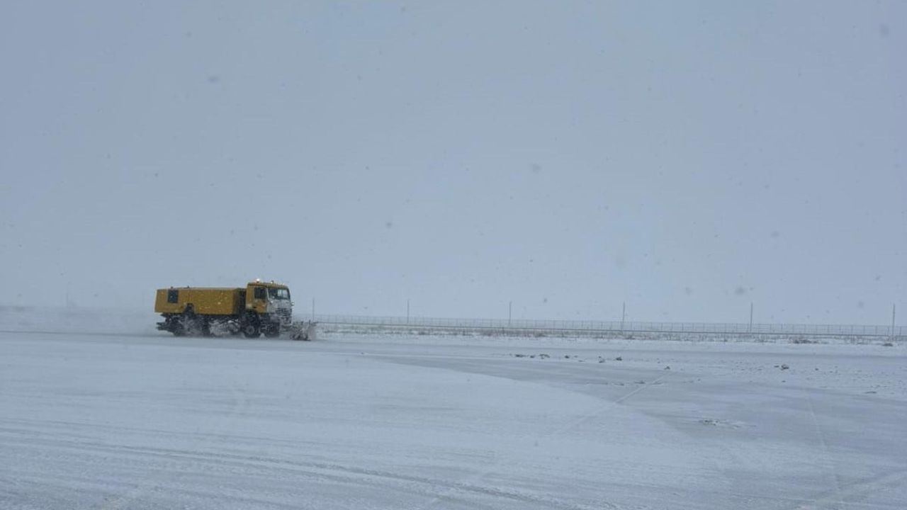 Şırnak'ta yoğun kar nedeniyle havalimanı seferleri iptal edildi