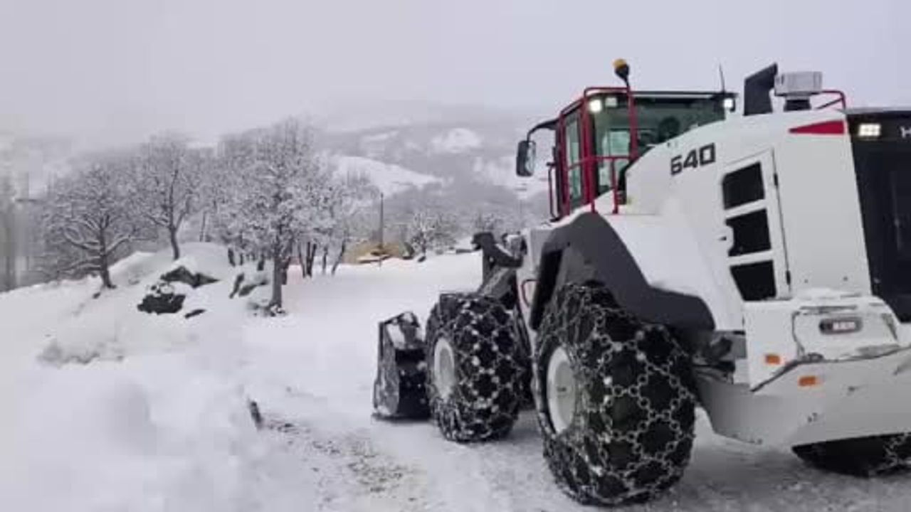Şırnak’ta yoğun kar nedeniyle kapanan köy yolları yeniden ulaşıma açıldı
