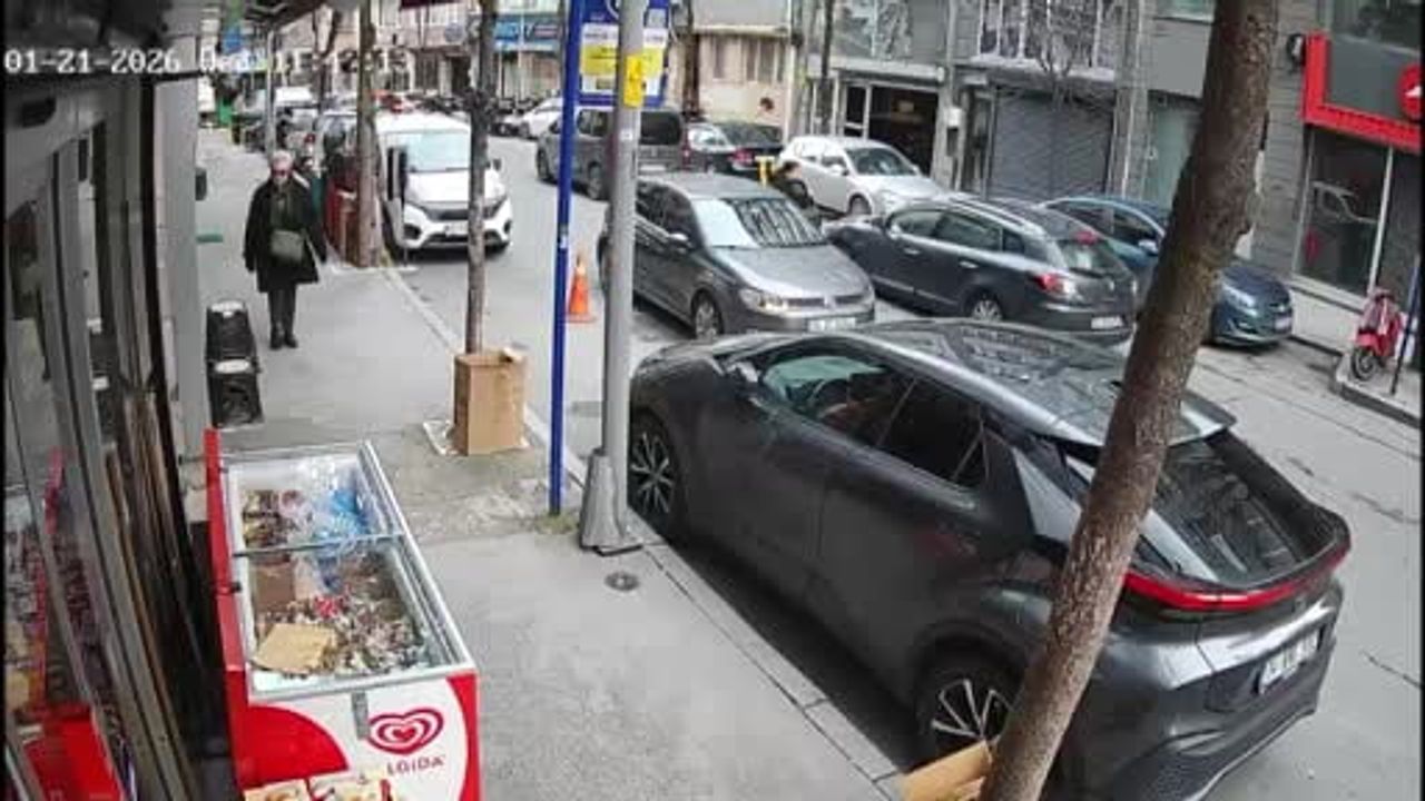 Şişli'de park manevrası yapan otomobil kuaför dükkanına girdi