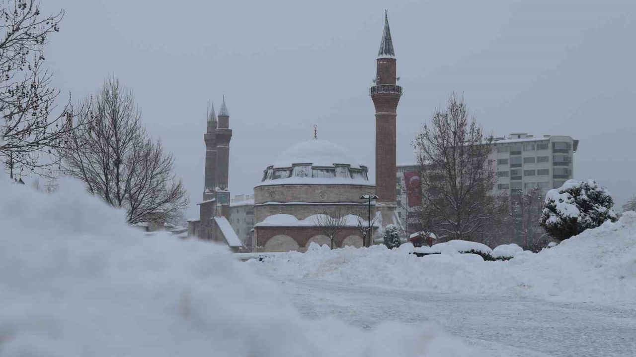 Sivas Beyaza Büründü: Tarihi Kent Meydanı Karla Kaplandı