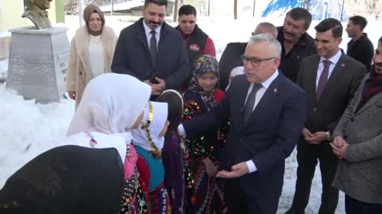 Sivas Beypınar'da öğrenciler ahşap kızaklarla kaydı