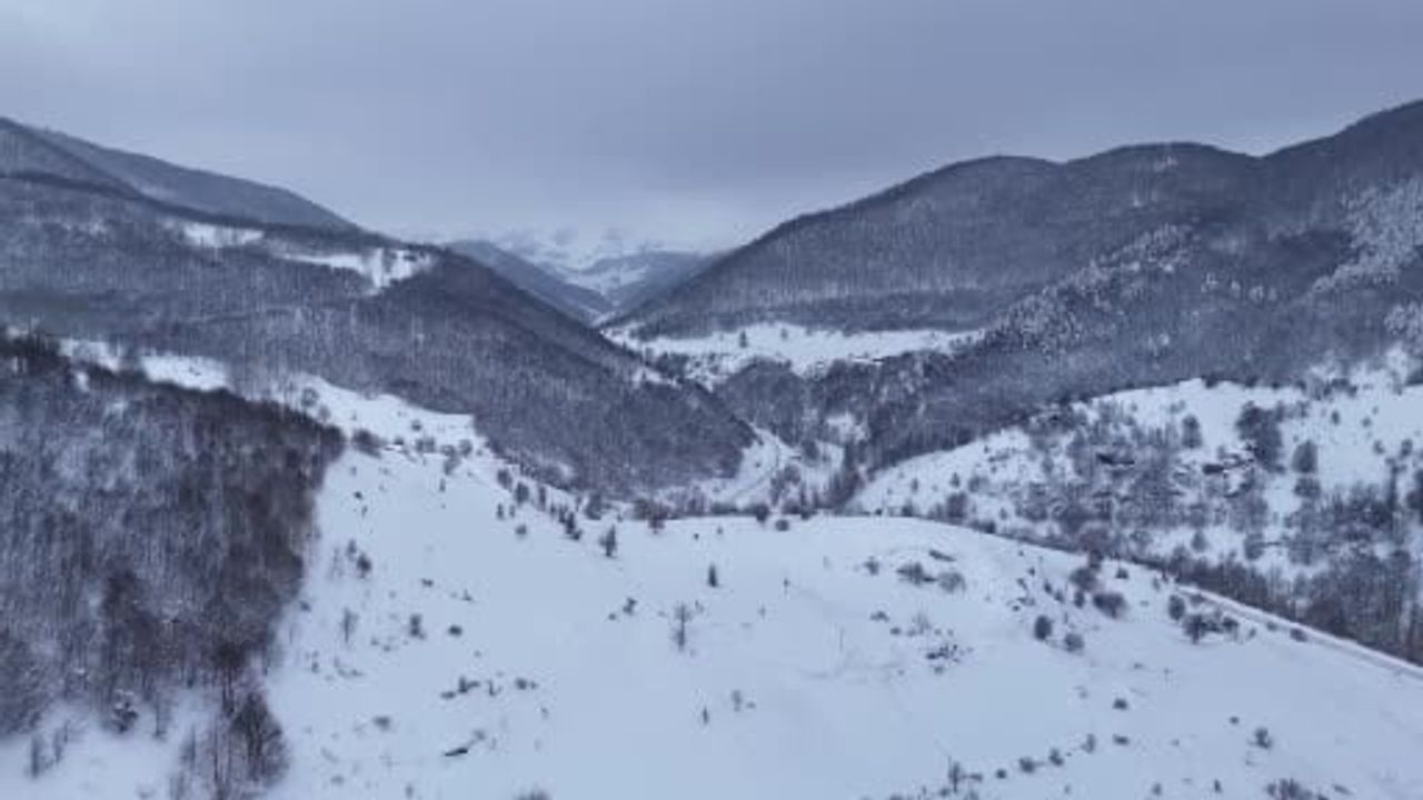 Sivas'ın 'Karadeniz'i Dipsizgöl ve Şelalesi beyaza büründü