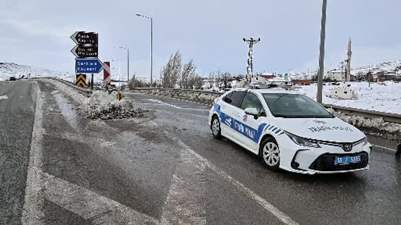 Sivas-Kayseri Kara Yolu Fırtına Nedeniyle Kapandı