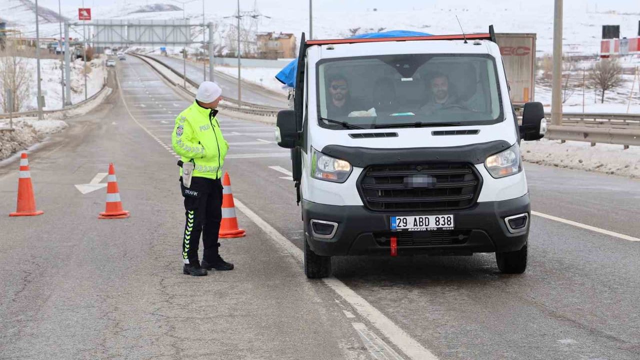 Sivas-Kayseri kara yolu fırtına nedeniyle kapatıldı