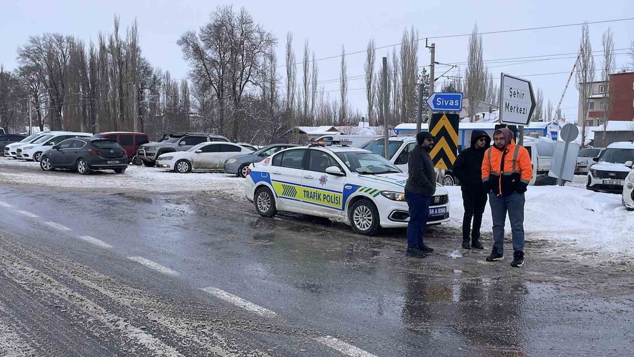 Sivas-Malatya kara yolu tipi nedeniyle trafiğe kapatıldı