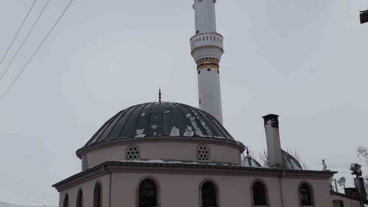 Sivas Pınarca köyünde şiddetli rüzgâr cami minare külahını uçurdu